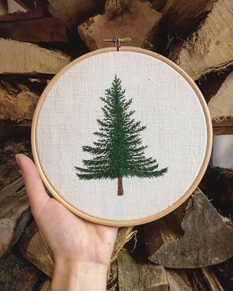 Pine Tree Embroidery, Embroidered Trees, Wal Art, Tree Embroidery, Embroidery Christmas, Contemporary Embroidery, Diy Embroidery Patterns, Stitch Ideas, Embroidery Library