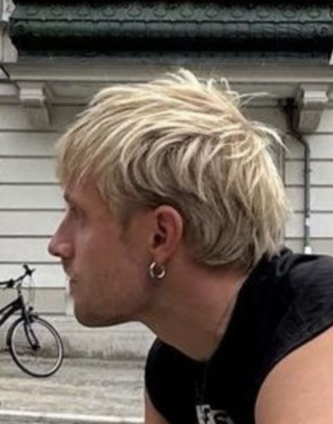 Blond Men Hairstyles, Blonde Mens Hair, Andro Hair, Subtle Mullet Men, 00s Hair, Old School Hairstyles, Growing Hair Men, Bleached Hair Men, 2000s Hair