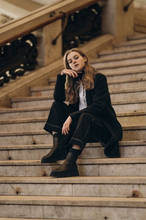 Prague Portrait Photography, 50mm Portrait Photography, Street Fashion Photography Poses Women, Simple Photography Poses, Street Photoshoot Poses Women, Beautiful Photoshoot Ideas Portraits, Stairs Portrait, City Style Fashion, Winter Fashion Photoshoot