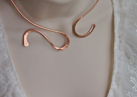 hand wrought copper choker by Diana Stein www.beachcombergal.etsy.com Torque Necklace, Copper Choker, Wire Necklaces, Aluminum Jewelry, Metal Smithing, Wire Jewelry Tutorial, Wire Necklace, Handmade Artisan, Jewelry Tutorials