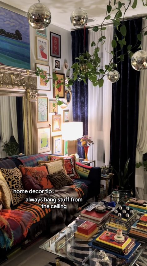 Apartment Inspo Maximalist, Bohemian Maximalist Decor, Maximalist Apartment, Maximalist Living Room, Dream House Bedroom, Vogue Home, Studio Apartment Living, Apartment Living Room Design, Apartment Diy