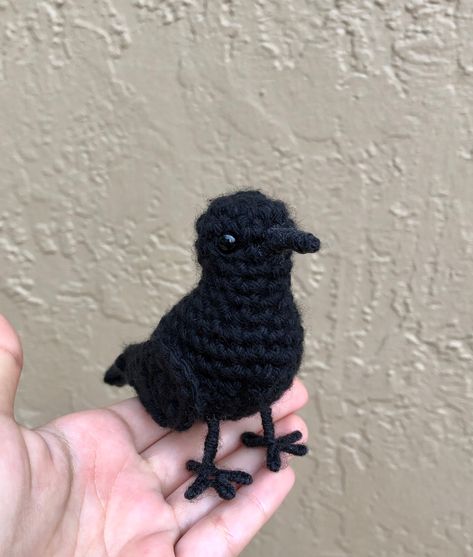 Crochet Ideas Plush Yarn, Raven Plush Pattern, Crochet Crow Patterns, Raven Crochet Pattern, Crochet Raven Pattern Free, Raven Crochet Pattern Free, Nature Crochet Patterns, Crochet Easy Gifts, Unique Things To Crochet