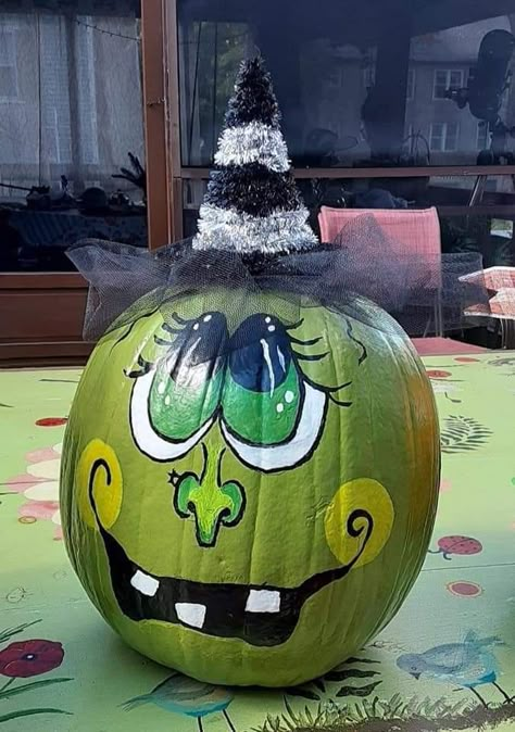 Spiders Painted On Pumpkins, Painted Pumpkin Witch Face, Wicked Witch Pumpkin Painting, Witch Pumpkin Painting Ideas, Painted Witch Pumpkin, Pumpkin Witch Face, Witch Pumpkin Painting, Cute Halloween Pumpkins, Calabazas Halloween