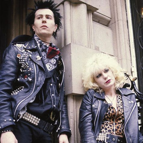 Gary Oldman and Chloe Webb as Sid Vicious and Nancy Spungen in Sid and Nancy | 23 Incredible Photos Of Actors Vs. The Historical Figures They Played Sid And Nancy Movie, Chloe Webb, Stile Punk Rock, Punks 70s, Chicas Punk Rock, Sid And Nancy, 70s Punk, British Punk, 80s Punk