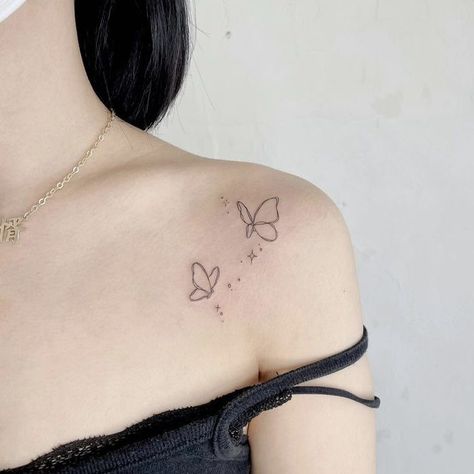 Woman Tattoo Arm, Tato Simple, Artist Tattoo Ideas, Art Tattoo Design, Butterfly Tattoo On Shoulder, Tato Minimal, Simple Tattoos For Women, Small Girly Tattoos, Small Shoulder Tattoos