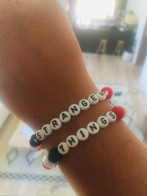 Stranger Thing Bracelet, Stranger Things Clay Bead Bracelets, Stranger Things Bracelet Ideas, Stranger Things Bracelets, Stranger Things Bracelet, Stranger Things Jewelry, Monster Crafts, Preppy Bracelets, Bff Bracelets