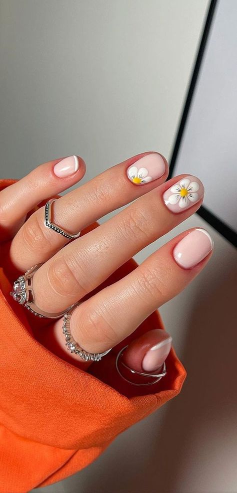 6. White Tin French Tips & Daisy Short Nails We’re officially in March! I can feel Spring is in the air. We enter the... Really Short Nails, Natural Nail Designs, Cute Spring Nails, Minimal Nails, Cute Gel Nails, Spring Is In The Air, French Tips, Floral Nails, Minimalist Nails