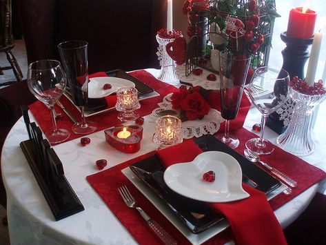 Valentine Dinner Decorations, Romantic Dinner Tables, Dinner Table Set Up, Romantic Dinner Setting, Valentine Dinner Party, Romantic Dinner Decoration, Valentine Tablescape, Fun Valentines Day Ideas, Romantic Table Setting