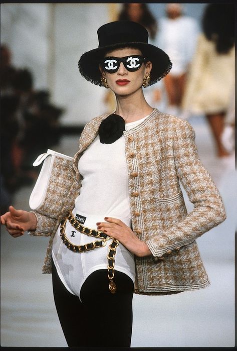 Chanel SS93 1990 Style, Celebrity Sunglasses, Yasmin Le Bon, Moda Chanel, Chanel Runway, Living In London, Chanel Style, Eyewear Trends, Chanel Cruise