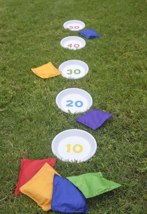 How to make a unique bean bag toss game from terra cotta pot saucers and a printable (which you can get for free by clicking through!) Diy Bean Bag, Bean Bag Games, Outdoor Party Games, Maluchy Montessori, Outside Games, Fun Outdoor Games, Bean Bag Toss Game, Bag Toss Game, Bean Bag Toss