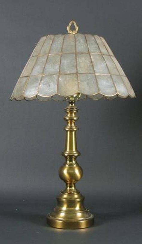 Lamp Refurbish, Lamp Redo, Brass Lamps, Lamp Makeover, Paint Brass, 80s Era, Painting Lamps, Old Lamps, Diy Lamp Shade