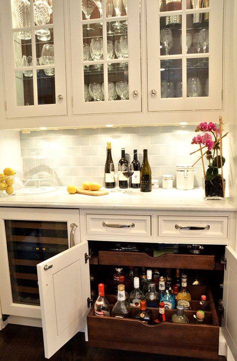 Kitchen Bar Design, Bar Sala, Bar In Casa, Basement Bar Designs, Cabinet Wood, Built In Bar, Kitchen Pantry Design, Home Bar Designs, Mini Bars