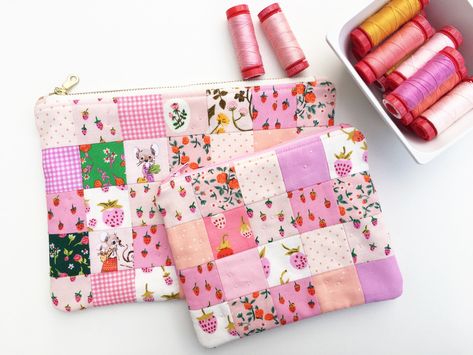 Diy Quilted Bag, Zip Pouch Tutorial, Quilted Zipper Pouch, Purses Patterns, Pouch Sewing, Zipper Pouch Tutorial, Pouch Tutorial, Quilt Magazine, Zipper Pouches