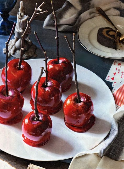 These can be used for any Halloween party, but I thought of a Fairy Tale theme or Hansel & Gretel. Halloween Backen, Candy Apple Recipe, Bar Deco, Red Delicious Apples, Fairytale Party, Halloween Themed Wedding, Snow White Party, Red Apples, Halloween Food For Party