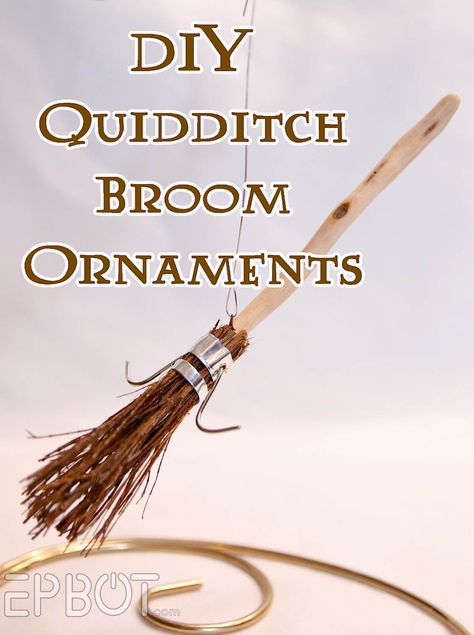 Quidditch Broom, Deco Noel Harry Potter, Quidditch Brooms, Harry Potter Themed Christmas, Harry Potter Weihnachten, Harry Potter Christmas Ornaments, Harry Potter Christmas Decorations, Dark Harry, Harry Potter Ornaments