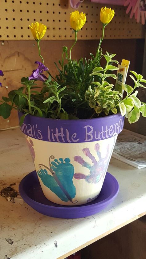 Birthday gift/mother's day gift for a grandmother Mothers Day Flower Pot, Diy Flower Pot, Flower Pot Ideas, Hadiah Diy, Diy Mother's Day Crafts, Mother's Day Projects, Presente Diy, Mothers Day Pictures, Flower Pot Crafts