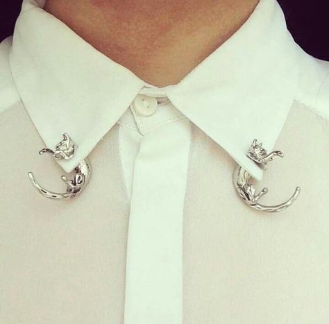 Collar Clips, Mode Crochet, Collar Pins, Silver Cat, Mystic Messenger, Mode Inspiration, Fashion Details, White Shirt, Close Up