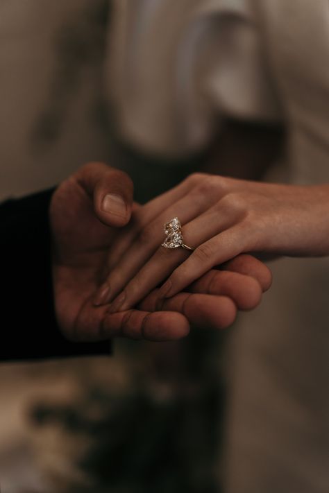 Engagement Ring Details, Engagement Rings Photos, Wedding Ring On Hand, Hotel Wedding Photography, Couple Wedding Aesthetic, Wedding Aesthetic Couple, Wedding Ring Aesthetic, Ring On Hand, Hands With Rings