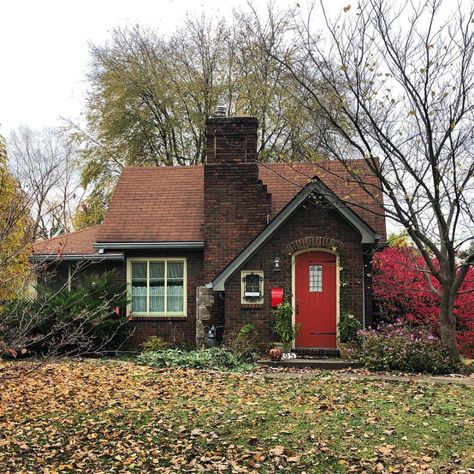 Red Door Cottage Brick Cottage, Building Inspiration, Brick Exterior House, التصميم الخارجي للمنزل, 카드 디자인, Dream Cottage, Baba Yaga, Tree Houses, Cute House