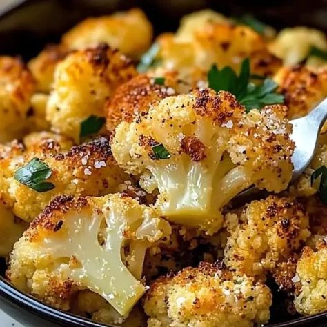 Air Fryer Crispy Parmesan Roasted Cauliflower - Dieter24 Basket Air Fryer Recipes, Cauliflower Zucchini, Recipes For Air Fryer, Cauliflower Side Dish, Air Fryer Cauliflower, Air Fryer Veggies, Convection Oven Recipes, Recipes With Parmesan Cheese, Airfryer Recept