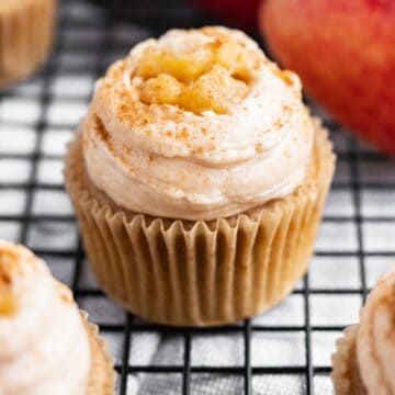 Salted Caramel Desserts, Apple Pie Cupcakes, Cinnamon Buttercream, Cinnamon Cupcakes, Thanksgiving Cupcakes, Apple Cupcakes, Pie Cupcakes, Easy Apple Pie, Apple Pie Filling