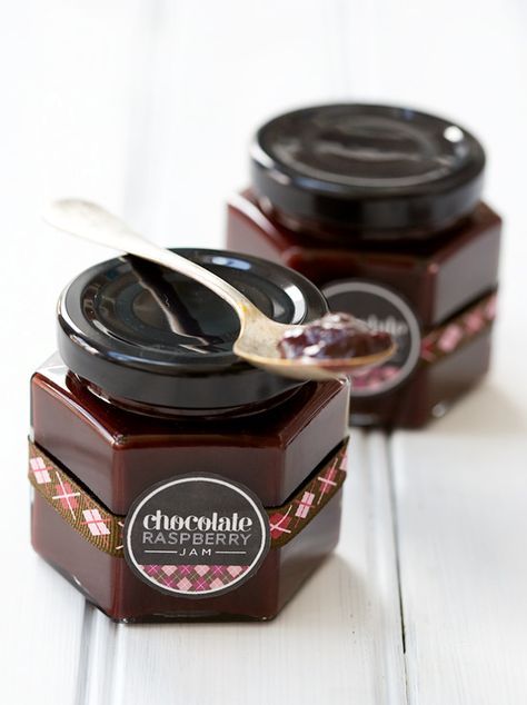 definitely want to make my own berry-chocolate jam ... @Lindsay Landis (Love & Olive Oil) Chocolate Raspberry Jam, Edible Christmas Gifts, Can Jam, Diy Edible, Canning Labels, Easy Meal Ideas, Jam And Jelly, Jelly Recipes, Vegetable Drinks