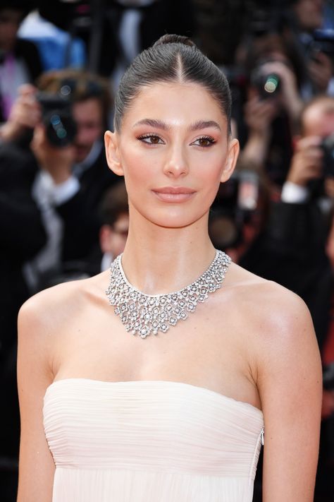 Cannes Film Festival 2019: The best beauty looks to cross the red carpet | Vogue France Red Carpet Hairstyles, Sleek Back Hair, Lash Designer, Foundation Tips, Red Carpet Hair, Camila Morrone, Bridal Hair Buns, Winnie Harlow, Anja Rubik