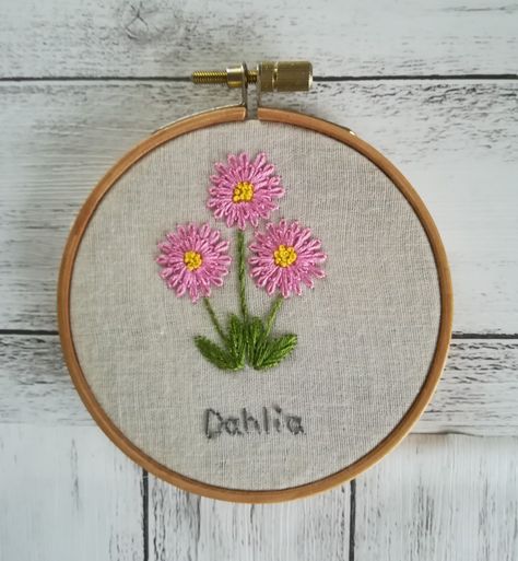 Embroidery Dahlia, Dahlia Embroidery, Tulip Embroidery, Baby Embroidery, Embroidery Bags, Sewing Embroidery, Sewing Embroidery Designs, Needle Work, Hand Embroidery Stitches