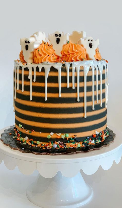 Halloween Cake Design, Cute Halloween Cakes, Halloween Cake Ideas, Scary Halloween Cakes, Scary Cakes, Bolo Halloween, Halloween Birthday Cakes, Halloween Cake Decorating, Cupcake Decorating Tips