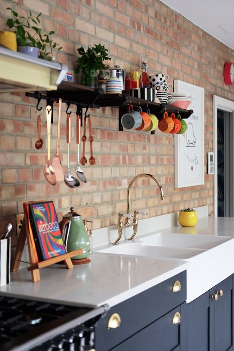 "The shelves are old Victorian floorboards which our friend Lucy stained and cut to the dimensions." New York Loft Kitchen, Loft Apartment Kitchen, Mexican Kitchen Style, New Yorker Loft, Kitchen New York, Loft Kitchen, Bachelorette Pad, New York Loft, Trendy Apartment