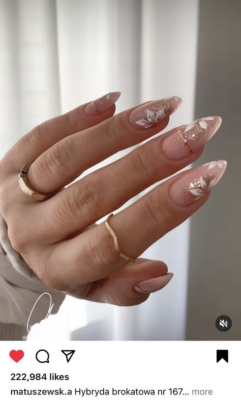 Nails With White Flowers, Nude Pink Nails, Cream Nail Art, Bohemian Nails, Nails With White, Glitter Nails Acrylic, Classy Nail Designs, Ombre Nails Glitter, Fancy Nails Designs