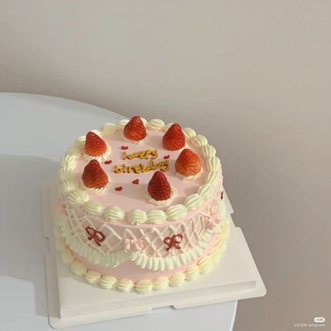 Cute Cakes With Strawberries, Korea Cake Design, Cake Birthday Korea, Korean Birthday Cake Aesthetic, Pink Aesthetic Kawaii, Cake Korea, Coquette Cake, Kawaii Theme, Korea Cake