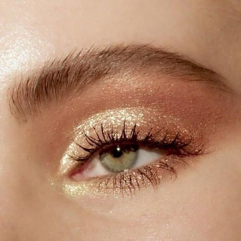 // m e t a l l i c Make Up Humor, Trucco Glam, Make Up Designs, Make Up Gold, Maquillage On Fleek, Gold Eye Makeup, Pinterest Style, Beauty Make-up, Gold Makeup