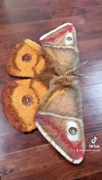 How to make your own fuzzy moth wings #fantasy #cosplay #larp #fairy Fuzzy Moth, Wings Costume Diy, Diy Fairy Wings, Diy Wings, Moth Wings, Book Week Costume, Wings Costume, Diy Fairy, Cosplay Diy