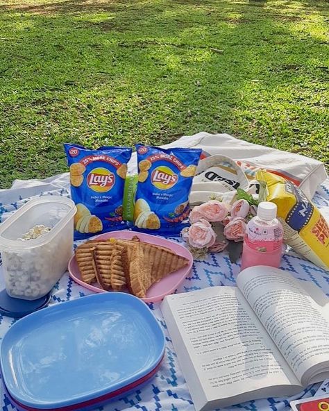 A day out!! tag your bestie Picnic Date Outfits, Picnic Date Food, Picnic Pictures, Outing Ideas, Picnic Snacks, Picnic Inspiration, Diy Birthday Gifts For Friends, Picnic Birthday, Picnic Ideas