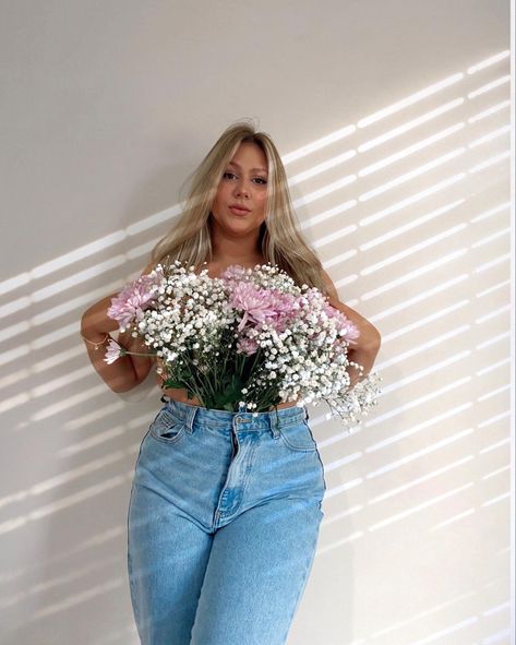 Flower Bouquet Shirt Photoshoot, Plus Size Flower Top Photoshoot, Plus Size Flower Photoshoot, Flower And Jeans Photoshoot, Flower Jeans Photoshoot, Flower Picture Ideas, Flowers In Jeans Photography, Flower Bra Photoshoot, Photoshoot Ideas Plus Size