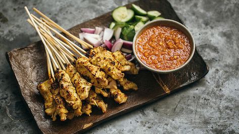 Satay Photography, Malaysian Food Photography, Catering Hacks, Malaysian Satay, Satay Ayam, Malaysian Chicken, Thai Meals, Grilled Skewers, Pork Satay