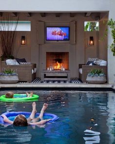 The perfect outdoor setup! House Features Ideas, Outdoor Pool Storage, Outdoor Pool Area Ideas, Screened Pool Patio Ideas, Swim Up Bar Pool, Backyard Pool House, Backyard View, Screened Pool, Store Towels