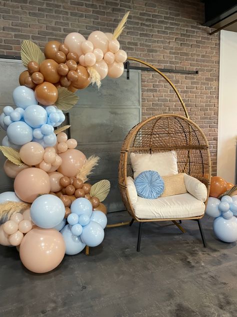 Round Hoop Balloon Arch, Balloon Arch With Chair, Round Arch Balloon Garland, Baby Shower Chair For Mom, 21st Birthday Decorations Diy, Balloon Arch Backdrop, Mehendi Ideas, Ash Baby, Baby Shower Chair