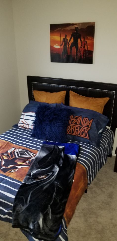 Black Panther Wakanda theme bedroom Black Panther Room Ideas, Black Panther Room For Boys, Black Panther Bedroom Ideas, Rocco Bedroom, Mason Ryder, Black Panther Room, Black Panther Bedroom, Marvel Bedroom Decor, Spiderman Bedroom