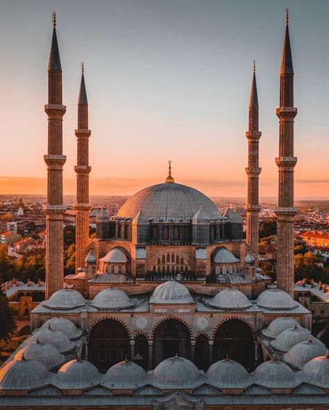 𝗧𝗨𝗥𝗞𝗘𝗬 | 𝗖𝗔𝗣𝗣𝗔𝗗𝗢𝗖𝗜𝗔 | 𝗜𝗦𝗧𝗔𝗡𝗕𝗨𝗟 on Instagram: "Selimiye Cami (Selimiye Mosque), the masterwork of Mimar Sinan, one of the greatest Ottoman architects, is the symbolic structure of Edirne. Did you know that Koca Sinan (Sinan the Great, with his well-known epithet) created an equation with 13 unknowns to create the astonishingly wide dome of this masterpiece, which was inscribed on the #UNESCO World Heritage List in 2011? This magnificent building, created by a genius, pushi Suleiman The Magnificent, Selim Ii, Architect Engineer, European Bucket List, Turkey Cappadocia, Turkey Tour, Istanbul City, Building Aesthetic, Beautiful Mosques