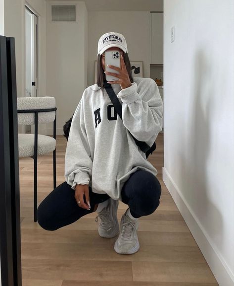 Sporty Look Outfits Winter, Cozy Concert Outfit, Elevated Gym Outfit, Ada Hoodie Outfit, Adanola Sweatshirt Outfit, Comfy Cozy Outfits Winter, Gym Outfit For Winter, Athlesiure Fits Women Fall, White Gym Shoes Outfits