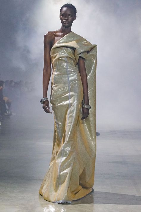 Rick Owens Dress, Ready To Wear Fashion Show, Rick Owens Menswear, Paris Fashion Week Runway, Ready To Wear Fashion, Futuristic Fashion, Fashion Week Runway, Winter 2022, Strobing