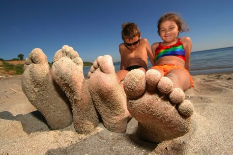 Kids on the beach with sandy feet Beach Foto, Ocean Mountain, Beach Pictures Kids, Mountain Destinations, Rocky Point, Vacation Family, Family Beach Pictures, Beach Family Photos, Destinations Travel