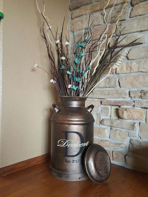 Old Milk Jug Ideas, Old Milk Jug Ideas Front Porches, Milk Jug Decorating Ideas, Milkcan Decor, Old Milk Can Ideas Front Porches, Milk Can Ideas Front Porches, Front Porch Decorations, Painted Milk Cans, Milk Can Decor