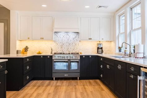 Kitchen Black Floor, Kitchen Cabinets Shaker Style, Lakehouse Kitchen, Backsplash For White Cabinets, Wood Range, Two Tone Kitchen Cabinets, Apartment Plan, Kitchen Island Cabinets, Mom Kitchen