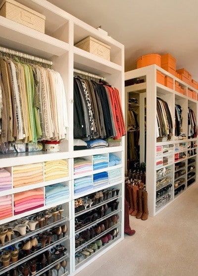 40 Amazing Walk In Closet Ideas And Organization Designs_20 Organizing Walk In Closet, Lots Of Clothes, Master Closet Design, Organizar Closet, Shoes Closet, Dressing Room Closet, Walking Closet, Desain Pantry, Dream Closet Design