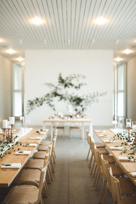 Minimalist, winter-inspired reception design | Image by a sea of love photography Simple Wedding Design Receptions, White Minimalist Wedding Decor, Simple Green And White Wedding Decor, Modern Minimalist Wedding Ceremony, Classic Minimalist Wedding, Minimalist Party Decor, Prospect House Wedding, Rustic Minimalist Wedding, Minimalist Boho Wedding