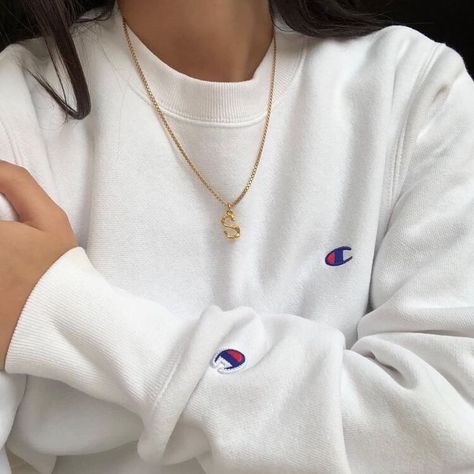 #jumper #hoodie #sweatshirt #clothes #outfit #aesthetic #StreetStyle #vintage #fashion #style #grunge #womensfashion Vintage Fashion Style, Champion Clothing, Stile Casual Chic, Grunge Look, Clothes Outfit, Champion Sweatshirt, Cute Comfy Outfits, Champion Hoodie, Hoodie Outfit