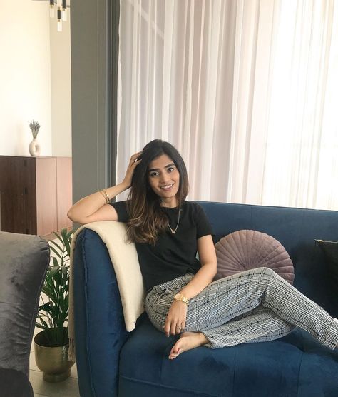 Sitting Poses On Sofa, Sitting Couch Pose, Cozy Couch Photoshoot, Sofa Sitting Pose, Sitting On The Couch Pose, Blue Couch Styling, Couch Sitting Poses, Couch Poses Instagram, Sitting On Couch Reference